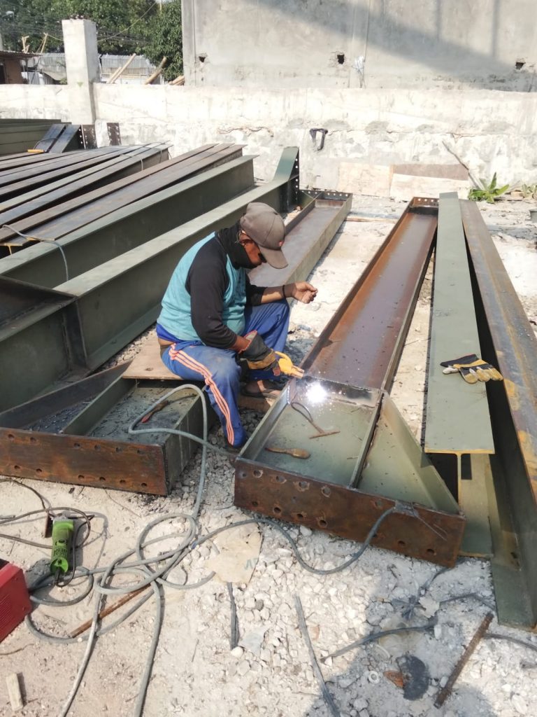 proyek konstruksi baja