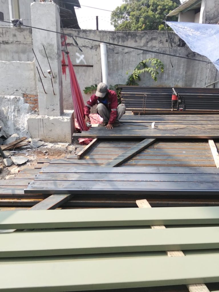 proyek konstruksi baja